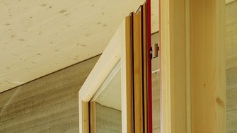 Pretože poškodeniu pri montáži nemožno nikdy úplne zabrániť, je štandardne zabezpečená impregnácia prípravkom na ochranu dreva. | © ADLER