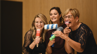 Nach getaner Arbeit amüsierten sich die Organisatorinnen vom ADLER Personalbüro an der Fotobox.  | © ADLER