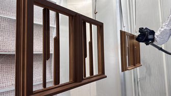 Den gesamten Beschichtungsaufbau erledigt der Spritzroboter – händisches Tauchen oder Spritzen ist nicht mehr nötig. | © Krazer Fensterbau