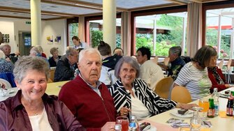 Die Gäste verbrachten einen gemütlichen Nachmittag im Speisesaal des ADLER-Werks.