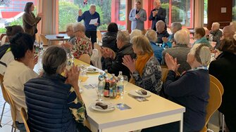 ADLER-„Urgestein“ Bertl Fink überraschte die Gäste mit einer selbstgedichteten Laudatio.