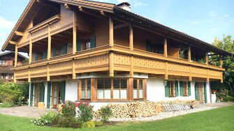 Produkty Pullex skrášlia akýkoľvek drevený povrch: v klasickom vidieckom štýle na fasádach, oknách a balkónoch… | © Manuela Haug