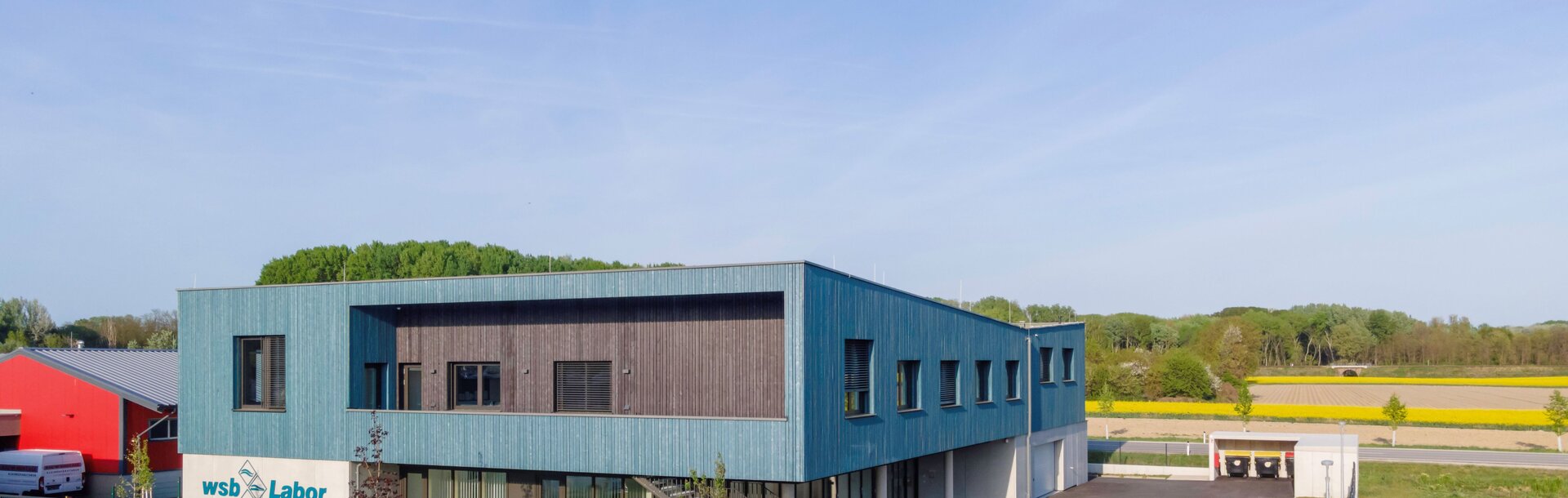 Waschechter Hingucker: Firmengebäude der WSB-Labor GmbH im blauen Kleid.  | © Helmut Mitter
