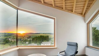 Neviditeľná ochrana drevohliníkových okien: S Aquawood Nativa okná pôsobia, akoby neboli vôbec ošetrené. (Foto: Fenster Mersch)