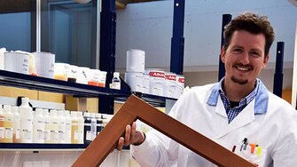 ADLER vývojár Dr. Simon Leimgruber má vzorku okna s povrchovou úpravou ADLER Aquawood Diamond. (Foto: ADLER)