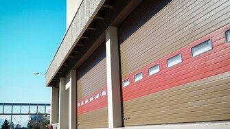 Špičkový 2K PU Multilack produkt od firmy ADLER ponúka priľnavosť a spoľahlivú ochranu aj na náročných povrchoch - ako sú garážové dvere s práškovým nástrekom alebo hliníkové okná.