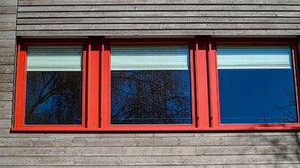 Špičkový 2K PU Multilack produkt od firmy ADLER ponúka priľnavosť a spoľahlivú ochranu aj na náročných povrchoch - ako sú garážové dvere s práškovým nástrekom alebo hliníkové okná.