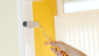 Univerzálna maliarska farba Aqua-Nova Pro vytvára rovnomerný vzhľad povrchu pri natieraní štetcom alebo valčekovaní.