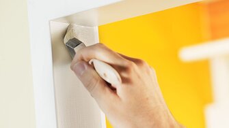 Univerzálna maliarska farba Aqua-Nova Pro vytvára rovnomerný vzhľad povrchu pri natieraní štetcom alebo valčekovaní.