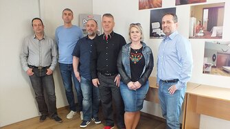 Obchodný tím na fotografii sprava doľava: Igor Valach - obchodný riaditeľ; Stanislava Zacharová - manažérka distribučnej siete, Július Šlajferčík - obchodno-technický poradca pre kraj Prešov-Košice; Marián Žiška - obchodno-technický poradca pre kraj Bratislava-Trnava; Anton Macanga - obchodno-technický poradca pre kraj Trenčín-Žilina; Stanislav Repka - obchodno-technický poradca pre  kraj Banská Bystrica-Nitra
