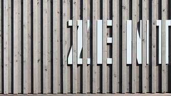  …ako napríklad tím VON M, ktorý nedávno použil ADLER-Lasur Pullex Silverwood na detské a rodinné centrum Poppenweiler, a tak dosiahol krásny a jednotný vzhľad. Foto: VON M.