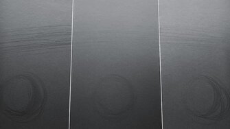 Rozdiel je jasný: Plocha prelakovaná s Bluefin Pigmosoft (v strede) sa pri namáhaní leskne výrazne menej ako plochy prelakované bežnými nábytkovými lakmi (vpravo a vľavo)  | © ADLER