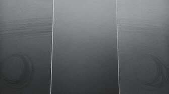 Aj tie posledné stopy používania zmiznú za noc vďaka inovatívnej samoregeneračnej technológii Bluefin Pigmosoft (v strede), zatiaľ čo bežné nábytkové laky sa naďalej lesknú (vpravo a vľavo) | © ADLER