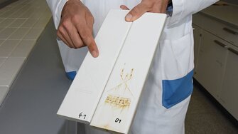 Vidíte ten rozdiel? Pri bežných povrchových úpravách (vpravo) spôsobia pošriabania masívne škody, zatiaľ čo pri použití Aquawood InterCare SH® (vľavo) sú plochy dlhodobo chránené. (Foto: ADLER)