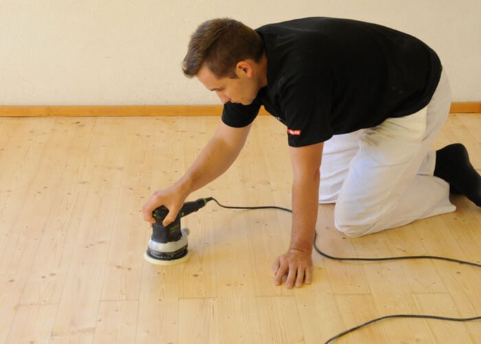 Pred druhým nánosom vrchnej vrstvy je potrebné podlahu ľahko prebrúsiť. 