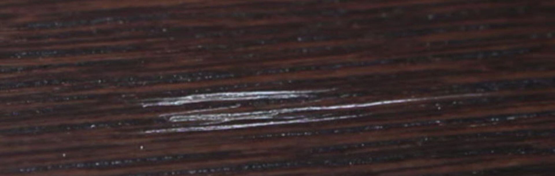 Ľahké odreniny a škriabance na drevených povrchoch môžete bez námahy opraviť so servisným kufríkom ADLER-Servicekoffer.