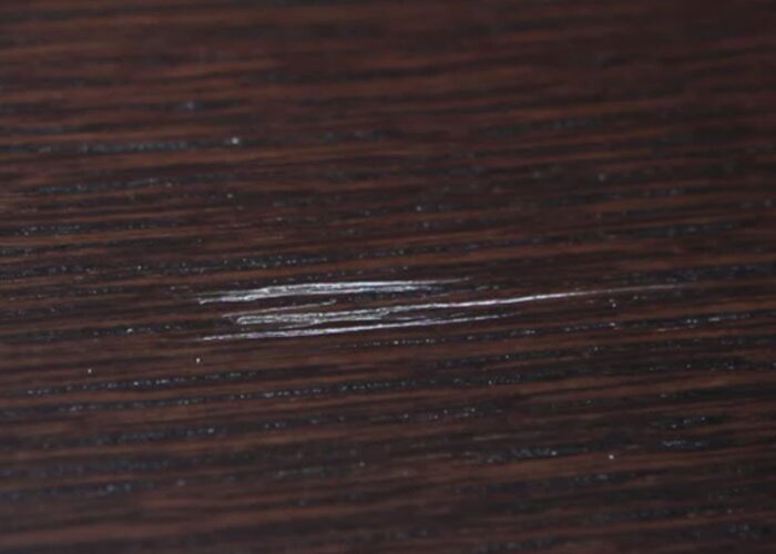 Ľahké odreniny a škriabance na drevených povrchoch môžete bez námahy opraviť so servisným kufríkom ADLER-Servicekoffer.