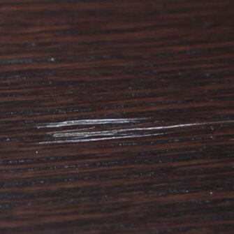 Ľahké odreniny a škriabance na drevených povrchoch môžete bez námahy opraviť so servisným kufríkom ADLER-Servicekoffer.