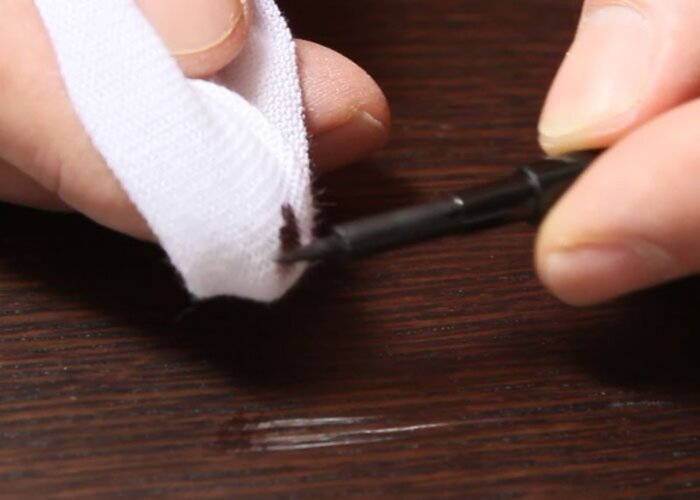 Krok 1: Nános tinktúry z Grilith-Flexpen na bavlnenú handričku.