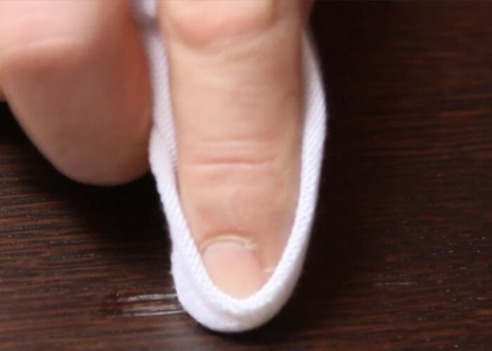 Krok 2: Sfarbenie svetlých škriabancov pomocu tufovania.