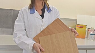 Zatiaľ čo bežné PUR laky zvýrazňujú kresbu dreva (vľavo), s novým Aduro Vitea ostáva pôvodná optika zachovaná (vpravo) (Foto: ADLER)