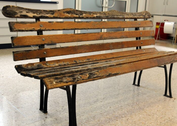 Dážď, sneh, mráz a UV-žiarenie sa rokmi pôsobenia na lavici značne podpísali.