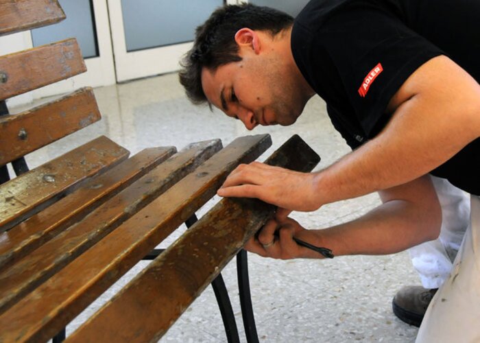 Krok 1: Rozloženie lavice na jednotlivé diely