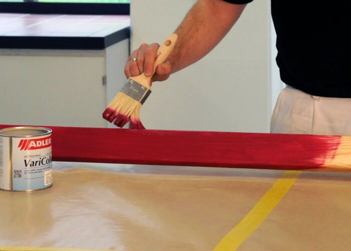 ...a dosky natrieť pomocou štetca na vodné laky