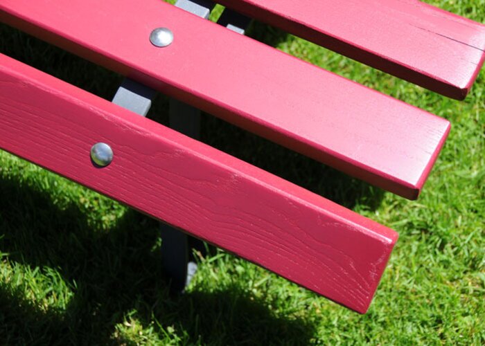 Výsledok: záhradná lavica žiari v silnej červenej...