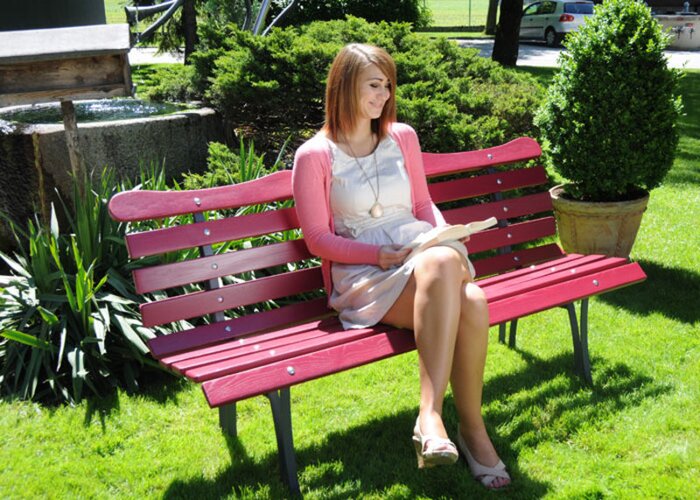 ...a pozýva na posedenie do záhrady.