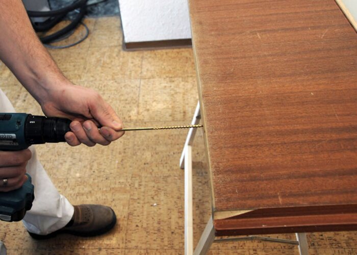 Profitip: Namontujte po 2 skrutky. Tak môžete potom dvere jednoducho otočiť bez dotknutia sa laku.