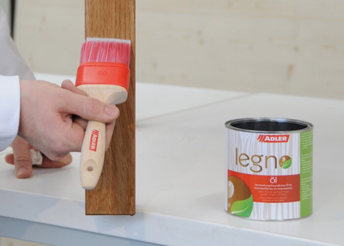 malé škriabance- krok  2: naniesť Legno-Öl 