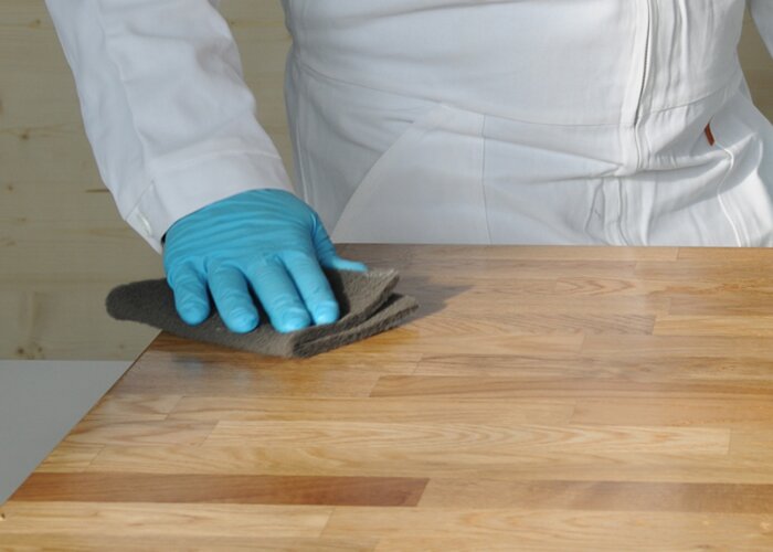 malé škriabance- krok  3: vbrúsenie oleja pomocou brúsnej hubky 