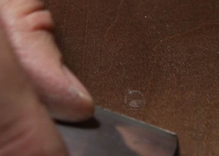 Krok 3: Brúste v smere textúry dreva až kým nebude lesk odstránený.