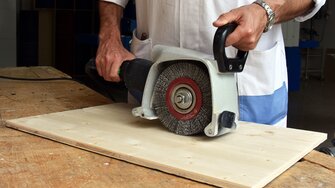 Strojové brúsenie smrekového dreva.