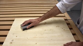 Po brúsení nasleduje opatrné leštenie dreva.