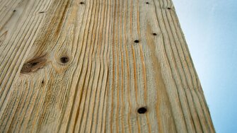 Čím silnejšie drevo prebrúsime, tým výraznejší efekt morenia dosiahneme.