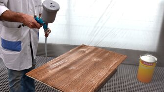 Namorenú plochu dvakrát prelakujeme matným vrchným lakom.