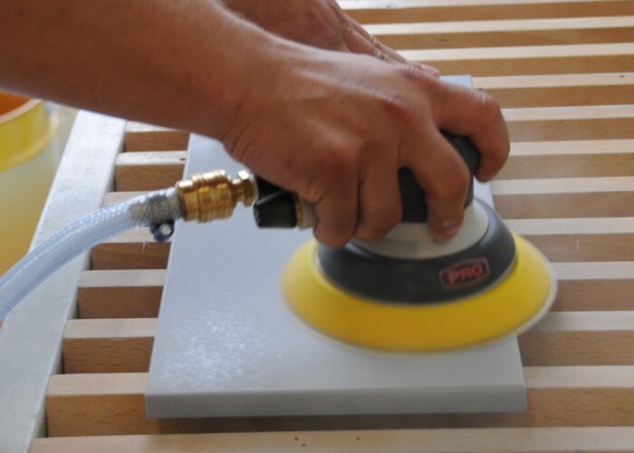 ...a po zaschnutí medzibrúsenie.