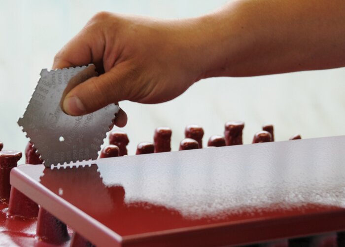 krúbka vrstvy krycieho laku je 200 μm