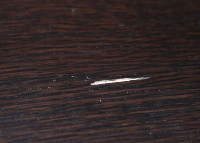 Hlboké ryhy v dreve nie sú dôvodom na výmenu nábytku.