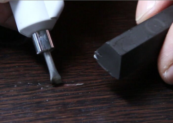 Krok 3: Vosk nakvapkať do ryhy až kým nie je vyplnená.