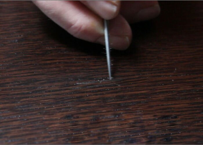 Krok 6: Vyryť kresbu dreva štruktúrovacou ihlou