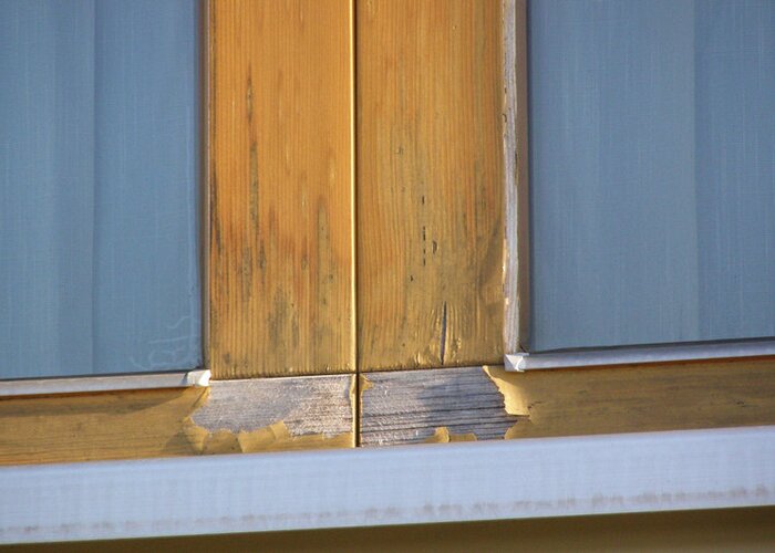 ...alebo odlúpeniach lazúry je nutná renovácia.