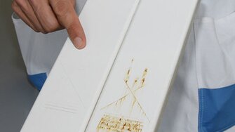 Rozdiel nepripúšťa žiadne pochybnosti: V prípade bežnej povrchovej úpravy (vpravo) spôsobujú poškodenia povrchu nepekné fľaky - Aquawood InterCar SH (vľavo) vám garantuje trvácnu ochranu.