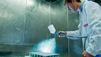 Raz nalakovať, raz prebrúsiť a hotovo! Nový vodný lak Adler Bluefin Smart je kráľom efektivity.