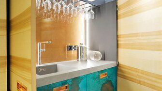 Metalické efekty umožňujú jedinečný vzhľad každého jedného nábytkového dielu. Foto: www.schreinerei-beer.de