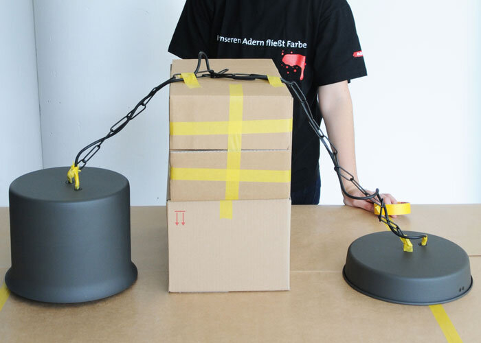 Kábel a lampový záves pri lakovaní zavadzajú. Prázdne krabice tento problém vyriešia a v našom prípade sú aj dobrou oporou.  