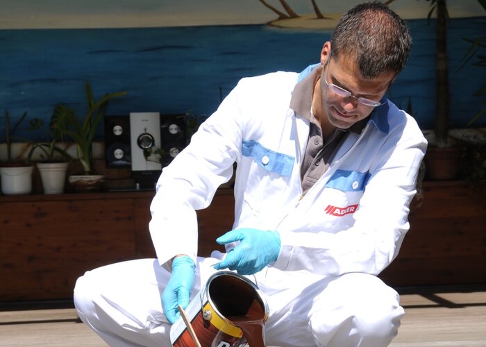 Preliať do veľkej prázdnej nádoby pre nános kefou