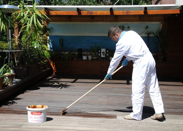 Kefa s rúčkou uľahčí natieranie veľkých plôch s Pullex Bodenöl 
